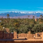 L’Oasi di Skoura incanta con palmeti, kasbah in terra rossa, uliveti e villaggi tradizionali, tra il deserto e le cime innevate dell’Atlante.