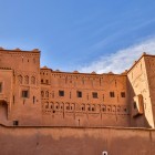 Le facciate della Kasbah Taourirt mostrano decorazioni geometriche, finestre incassate e mura in terra tipiche del sud marocchino.