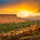 Tramonto spettacolare sulla Valle del Dadès, dove palmeti, villaggi berberi e canyon rocciosi si tingono d’oro sotto il cielo del Marocco.