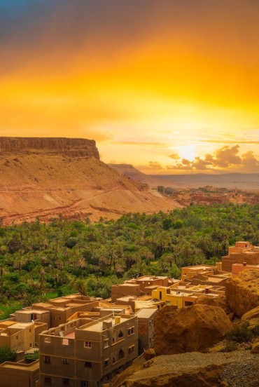 Tramonto spettacolare sulla Valle del Dadès, dove palmeti, villaggi berberi e canyon rocciosi si tingono d’oro sotto il cielo del Marocco.