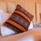 Dettagli di un letto in un elegante campo tendato luxury nel suggestivo deserto di Merzouga, nella provincia di Errachidia, a circa 600 km da Marrakech.