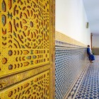 Il mausoleo colpisce per la sua elegante architettura islamica, tra mosaici zellige, soffitti in legno intagliato, cortili interni, fontane e dettagli che esprimono spiritualità e raffinatezza marocchina.