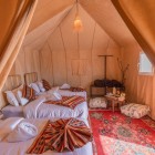 La camera da letto di un campo tendato luxury nel deserto di Merzouga, una delle principali porte d’accesso al Sahara nella provincia di Errachidia, in Marocco.