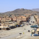 Veduta della città di Agdz, nel sud del Marocco, tra case tradizionali, minareti e paesaggi aridi ai piedi delle montagne.