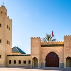 Mausoleo di Moulay Ali Cherif, a Rissani, si rende omaggio al fondatore della dinastia Alaouita, tra architetture tradizionali, spiritualità e storia del Marocco.