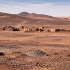 Tra le rocce e le dune dell’Erg Chebbi si trova M’fis, antica città mineraria abbandonata dove si estraeva il kohl, usato come eyeliner.