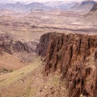 Panorama spettacolare delle montagne dell’Anti Atlante, nel sud del Marocco, tra canyon rocciosi, vallate aride e paesaggi scolpiti dal tempo.