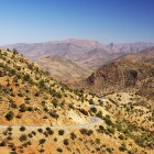 Strada panoramica tra i monti Anti Atlante, nel sud del Marocco, tra vallate aride, curve spettacolari e paesaggi che si perdono all’orizzonte.