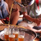 Degustazione nel villaggio di Khamlia del classico tè marocchino preparato con tè verde, foglie fresche di menta e molto zucchero
