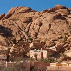 Villaggio ai piedi delle montagne dell’Anti Atlante vicino a Tafraout, tra case tradizionali, palme e spettacolari formazioni di granito rosa.