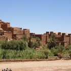 Vista di Zagora, autentica città del sud del Marocco, tra kasbah in terra rossa, palmeti rigogliosi e paesaggi sahariani lungo le antiche rotte carovaniere.
