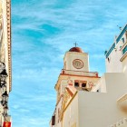 Tra vicoli e palazzi bianchi, il centro storico di Tangeri mostra eleganti dettagli architettonici tra influenze arabe, andaluse e mediterranee.