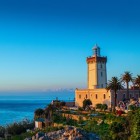 A 15 km da Tangeri, il faro di Cape Spartel Lighthouse domina il punto d’incontro tra Atlantico e Mediterraneo.