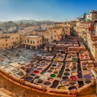 Le antiche concerie di Fez colorano la medina con vasche tradizionali, profumi intensi e uno dei panorami più iconici del Marocco.