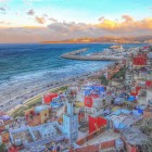 Il lungomare di Tangeri unisce il fascino del mare alle case colorate della città vecchia, tra porto, spiagge e atmosfera mediterranea.