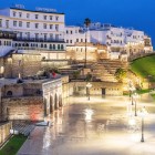 Le mura storiche di Tangeri illuminano la sera tra piazze eleganti, bastioni antichi e atmosfere senza tempo nel nord del Marocco.
