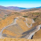 Il passo di Tizi n'Tichka attraversa le montagne del Grande Atlante regalando panorami spettacolari tra vallate, villaggi berberi e cime rocciose del Marocco.