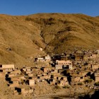 Piccolo villaggio berbero tra le montagne dell’Alto Atlante, lungo la strada del Tizi n'Tichka, tra case in pietra e paesaggi aridi del Marocco.