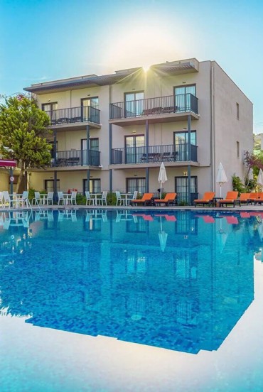 Ampia piscina dal colore turchese circondata da lettini e terrazze relax: il Bodrum Beach Resort regala atmosfere estive tra comfort e mare dell’Egeo.
