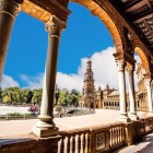 Dalle eleganti gallerie di Plaza de España si apre una delle viste più iconiche di Siviglia, tra ponti scenografici, maioliche decorate e l'inconfondibile fascino andaluso.