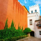 Le mura color ocra del Real Alcázar di Siviglia custodiscono uno dei tesori più affascinanti dell'Andalusia, tra influenze moresche, giardini e storia millenaria.