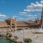 Nel cuore di Siviglia, Plaza de España incanta con ponti eleganti, canali scenografici e una maestosa architettura che racconta l'anima più autentica dell'Andalusia.