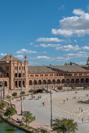 Nel cuore di Siviglia, Plaza de España incanta con ponti eleganti, canali scenografici e una maestosa architettura che racconta l'anima più autentica dell'Andalusia.