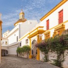 Tra le candide vie di Siviglia, un elegante edificio storico svela l'anima più autentica dell'Andalusia, tra cortili fioriti, tradizione e atmosfere senza tempo.
