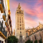 Al tramonto la Giralda domina il centro storico di Siviglia, tra vicoli ricchi di fascino e monumenti secolari che raccontano la grandezza dell'Andalusia.