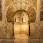 Il prezioso mihrab della Moschea-Cattedrale di Cordova incanta con mosaici dorati e raffinati decori, simbolo della straordinaria grandezza dell'arte islamica in Spagna.