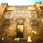 L'imponente ingresso della Moschea-Cattedrale di Cordova accoglie i visitatori con dettagli moreschi, secoli di storia e un patrimonio artistico unico nel cuore dell'Andalusia.