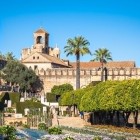 L'Alcázar dei Re Cristiani domina Cordova con torri medievali, giardini rigogliosi e secoli di storia. Un simbolo dell'Andalusia dove culture diverse hanno lasciato il loro segno.