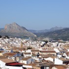 Antequera si distende ai piedi della leggendaria Peña de los Enamorados, tra case bianche e panorami senza tempo. Un luogo dove storia, natura e tradizioni si incontrano.