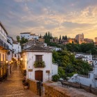 Dal suggestivo Albaicín lo sguardo abbraccia Granada e la maestosa Alhambra al tramonto. Vicoli storici, case bianche e panorami unici raccontano l'anima dell'Andalusia.
