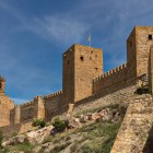 Le possenti mura dell'Alcazaba di Antequera raccontano secoli di storia araba. Torri e bastioni dominano il paesaggio, regalando panorami unici nel cuore dell'Andalusia.