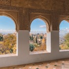 Dalle finestre dell'Alhambra lo sguardo si apre sui tetti dell'Albaicín e su Granada. Un panorama che unisce arte, storia e il fascino autentico dell'Andalusia.