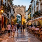 alle Elvira è una delle vie più affascinanti di Granada, dove botteghe storiche, locali tipici e la monumentale Puerta de Elvira raccontano l'autentica anima dell'Andalusia.