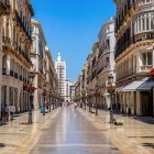 Calle Marqués de Larios è l'elegante cuore di Malaga, celebre per lo shopping, i palazzi storici e l'atmosfera vivace. Una passeggiata tra stile, cultura e vita andalusa