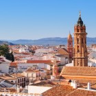 torre della Real Colegiata di San Sebastián svetta sul centro storico di Antequera, tra tetti bianchi e scorci suggestivi che raccontano secoli di storia andalusa