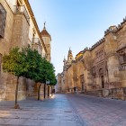 Le antiche vie del centro storico di Cordova custodiscono secoli di storia tra palazzi in pietra, chiese monumentali e un'atmosfera autentica che racconta l'anima dell'Andalusia.