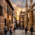 Passeggiare tra le vie del centro storico di Granada significa immergersi in secoli di storia, tra eleganti palazzi, monumenti rinascimentali e l'atmosfera autentica dell'Andalusia.