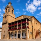 La Collegiata di Santa María la Mayor custodì nei secoli la storia di Ronda, fondendo l'eredità dell'antica moschea con l'eleganza rinascimentale in un luogo unico.