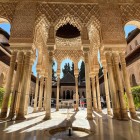 Il Cortile dei Leoni è il gioiello dell'Alhambra: colonne leggere, archi finemente scolpiti e la celebre fontana creano uno degli scenari più iconici dell'Andalusia.