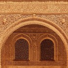 Le raffinate decorazioni dell'Alhambra raccontano l'eleganza dell'arte araba. Archi scolpiti e preziosi dettagli trasformano ogni angolo in un autentico capolavoro senza tempo
