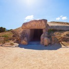 L'ingresso del Dolmen di Menga introduce in uno dei più straordinari monumenti megalitici d'Europa. Un sito UNESCO che custodisce oltre 5.000 anni di storia.