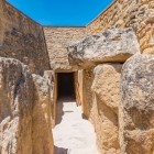 L'imponente ingresso del Dolmen di Menga conduce in uno dei più straordinari monumenti megalitici d'Europa. Un viaggio nella preistoria, tra mistero e storia millenaria.