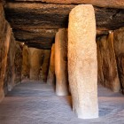 L'interno del Dolmen di Menga sorprende con enormi pilastri in pietra e maestose lastre megalitiche. Un luogo unico dove oltre 5.000 anni di storia prendono vita.