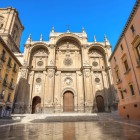 La scenografica facciata principale della Cattedrale di Granada si erge nel cuore della città, dove l'eleganza rinascimentale racconta la grandezza storica e artistica dell'Andalusia.