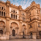 La Cattedrale di Malaga incanta con la sua imponente facciata rinascimentale e l'elegante torre. Un simbolo della città dove arte, storia e fede si incontrano nel cuore dell'Andalusia