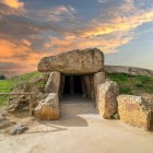 Il Dolmen di Menga, Patrimonio UNESCO, custodisce oltre 5.000 anni di storia. Un'imponente testimonianza della civiltà megalitica nel cuore dell'Andalusia